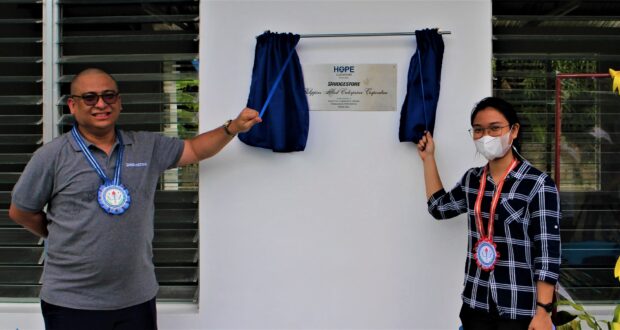Bridgestone Philippines’ Allan Santos and Friends of Hope, Inc.’s Geraldine Escano unveiled the middle classroom’s marker.