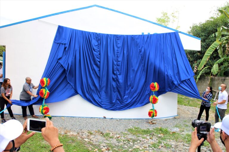 Glaiza Tabangay, Allan Santos, Geraldine Escano, and Paul Co., Jr. pulled the gigantic curtain to unveil the donor’s wall…